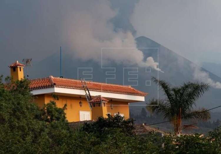 Imagen de la erupción de Cumbre Vieja tomada este pasado martes en el municipio de El Paso / EFE Miguel Calero